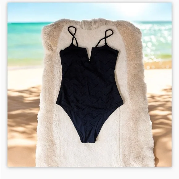 NWT Black Crochet V-Notch One Piece Swimsuit
-Sz M-Gorgeous!! Flattering ☀️🖤 - Picture 7 of 10